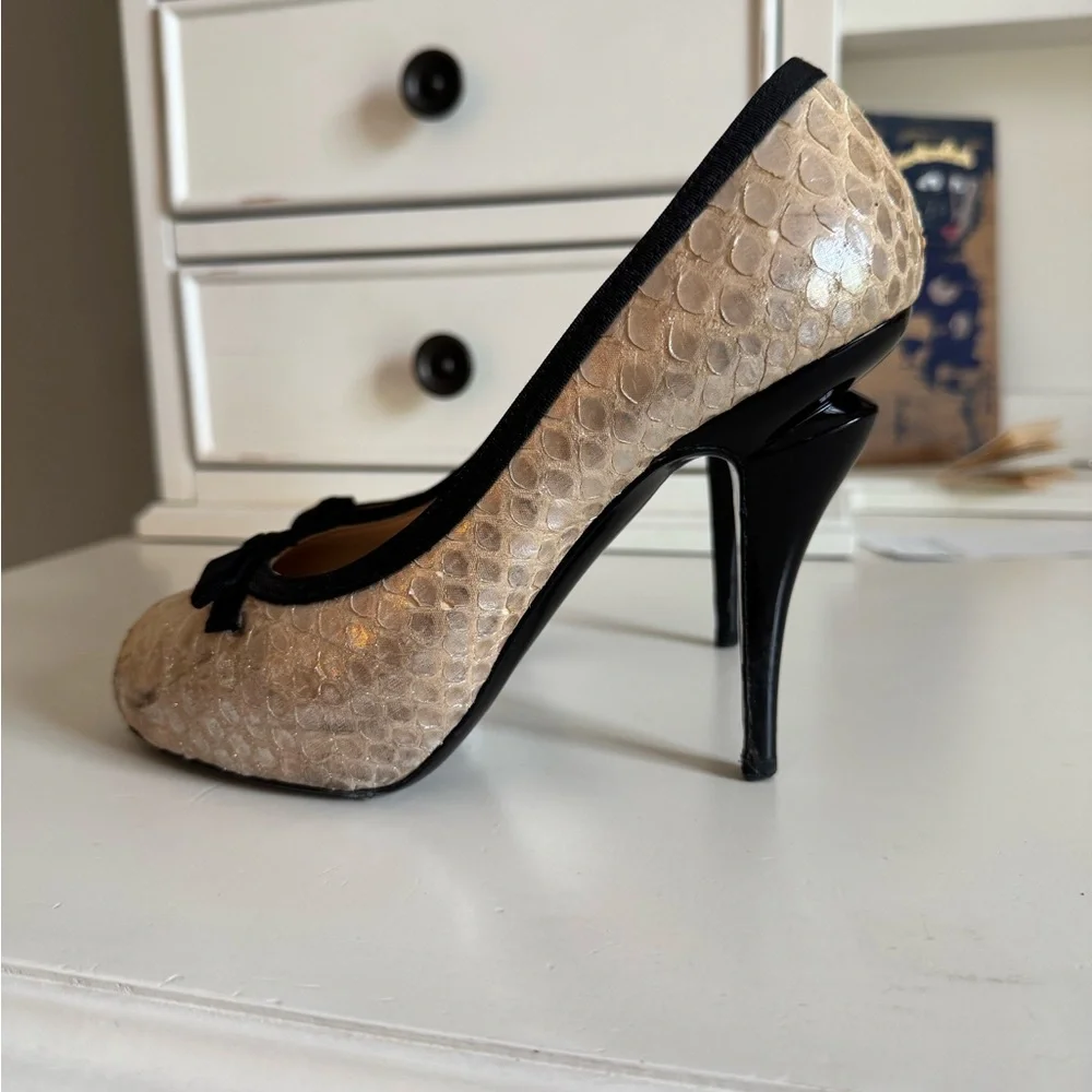 CHANEL Textured Beige and Black Heels - Picture 2 of 7